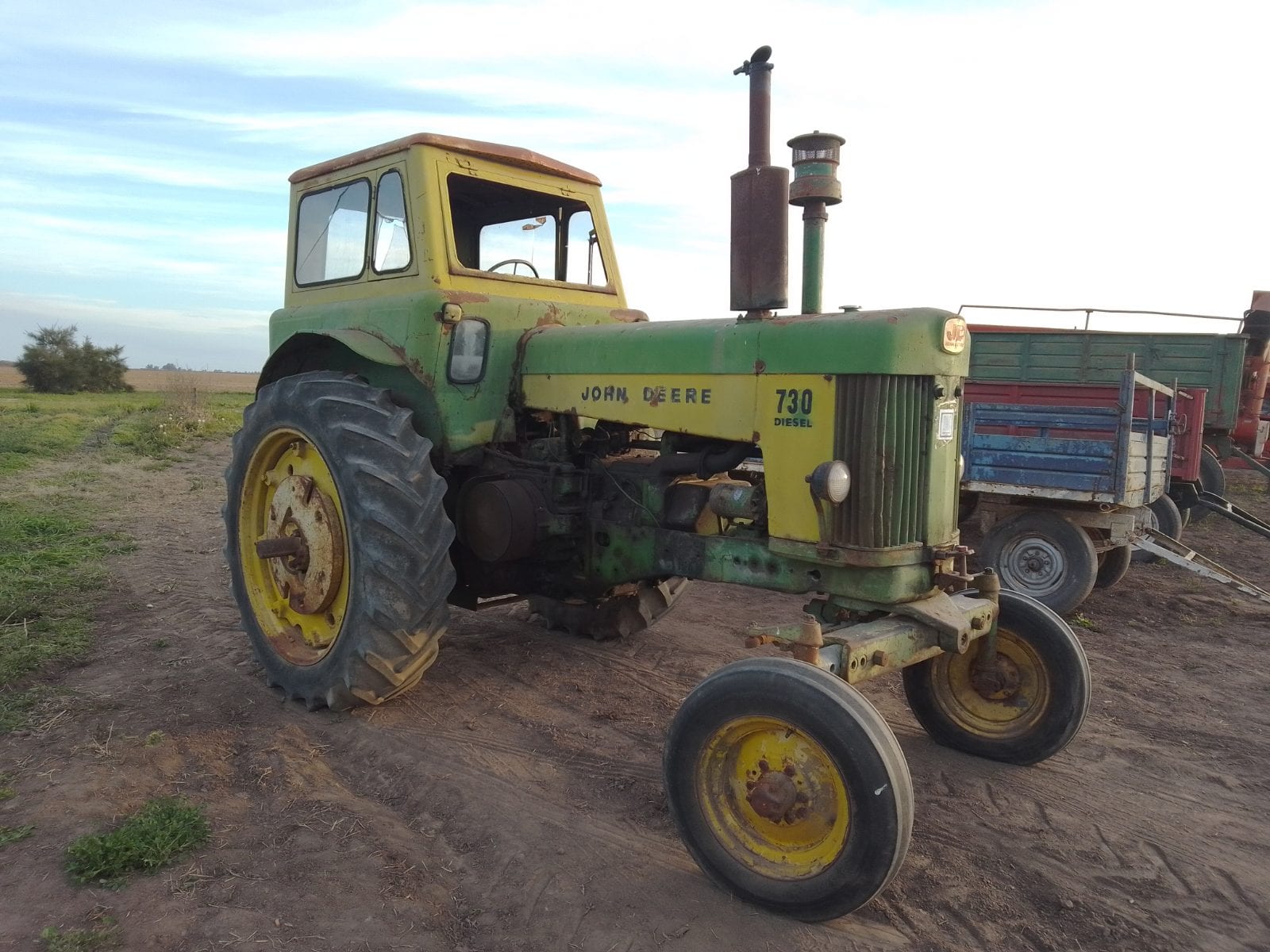 TRACTOR JOHN DEERE